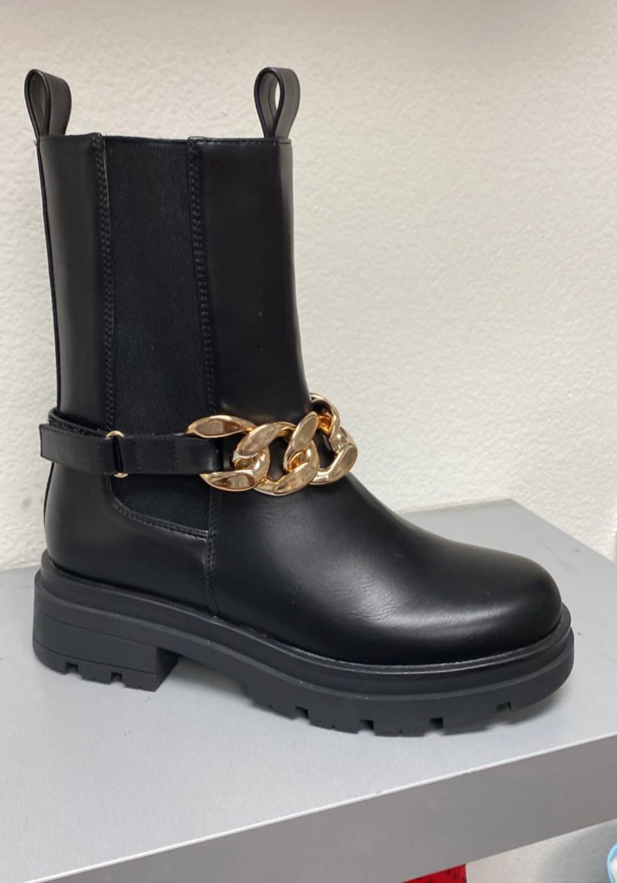 Rough girl chain boot